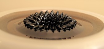 grafika2_Ciszewski_Ferrofluid_spikes_(magnet_placed_underneath_the_fluid)_Wikimedia_Commons